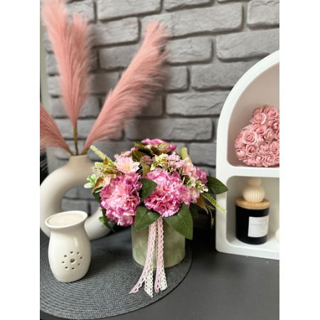 Welurowy flowerbox pistacja z bukietem gożdzików